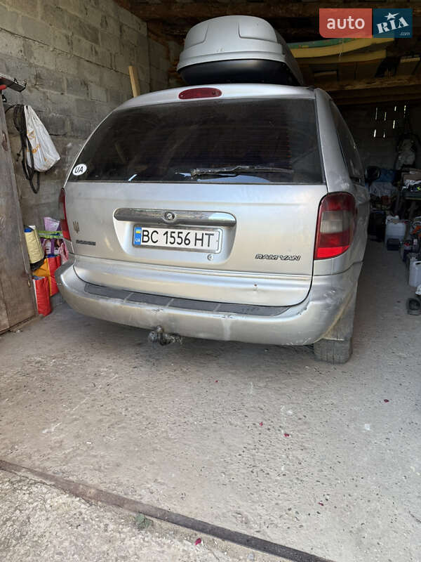 Dodge Ram van (2004)