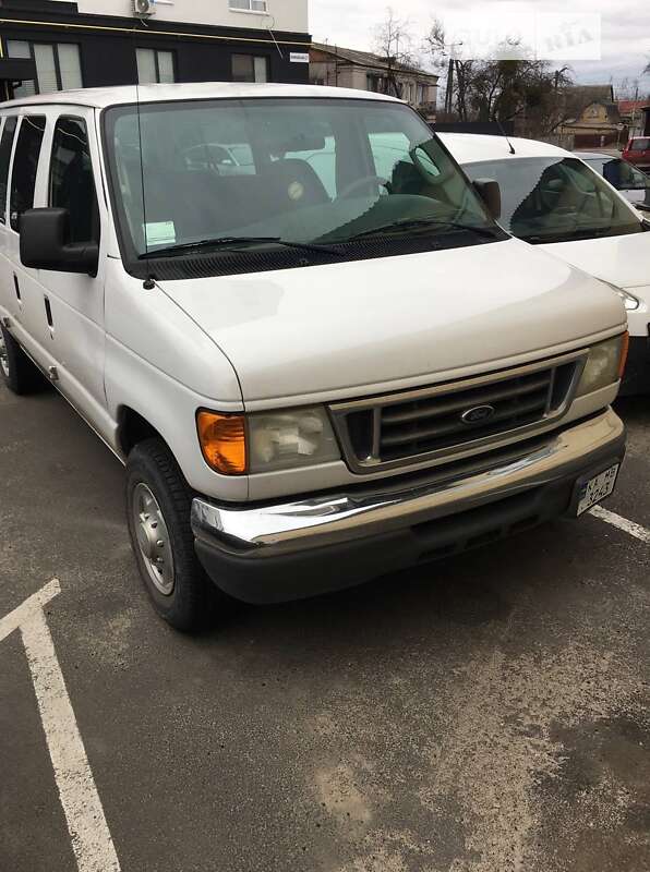 Ford E350 (2005)