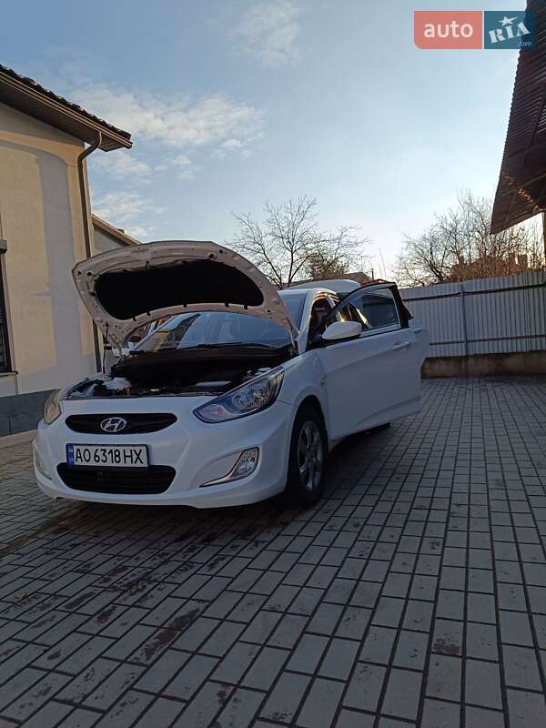 Hyundai Accent (2012)