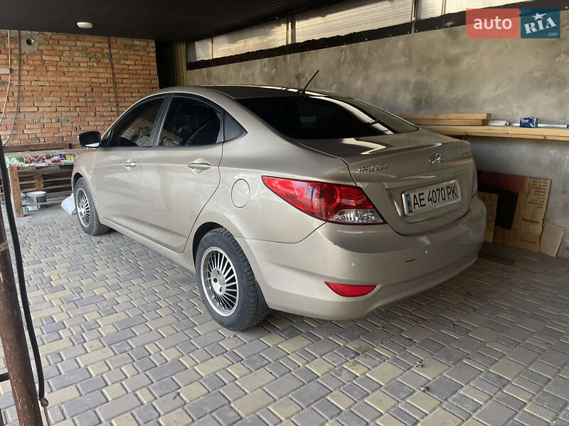 Hyundai Accent (2012)