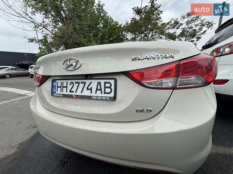 Hyundai Elantra (2012)