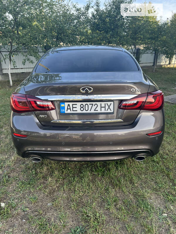 Infiniti Q70 (2015)