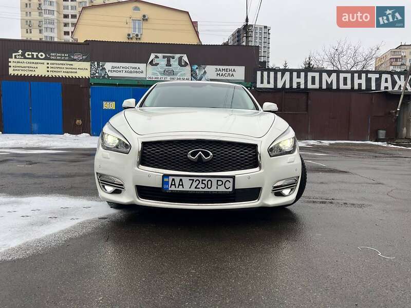 Infiniti Q70 (2015)