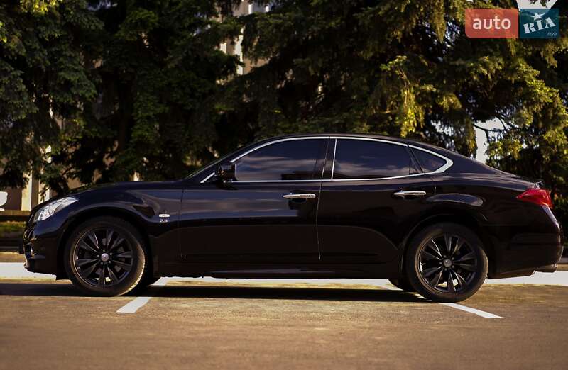 Infiniti Q70 (2013)