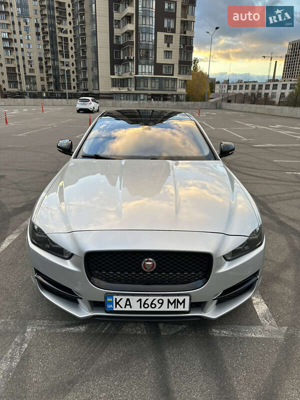 Jaguar Xe (2016)