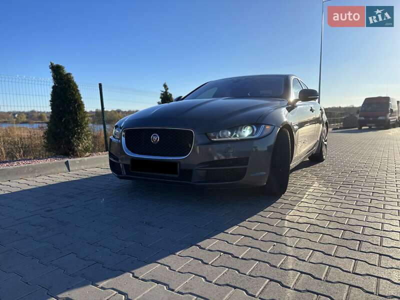 Jaguar Xe (2017)