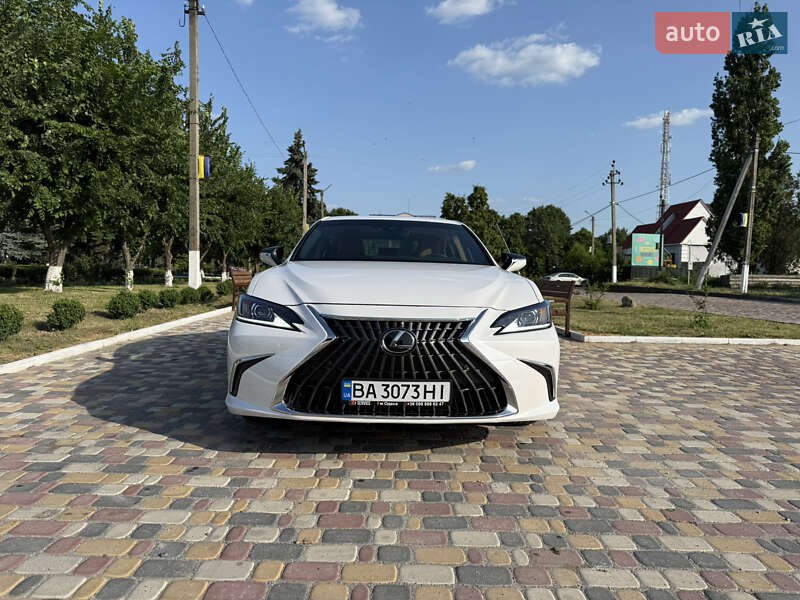 Lexus Es (2024)