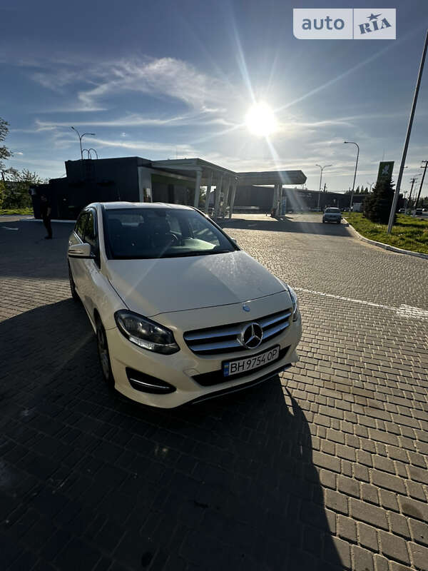 Mercedes-benz B 180 (2015)