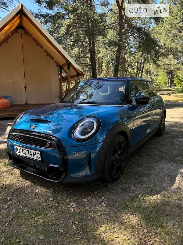 Mini Hatch (2021)