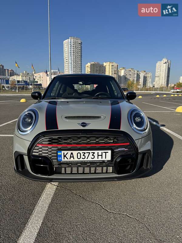 Mini Hatch (2022)