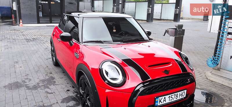 Mini Hatch (2022)