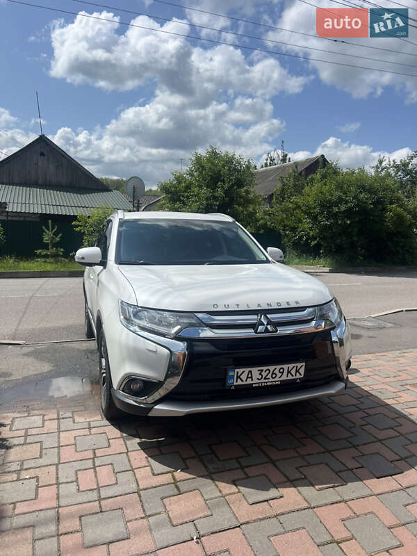 Mitsubishi Outlander (2016)