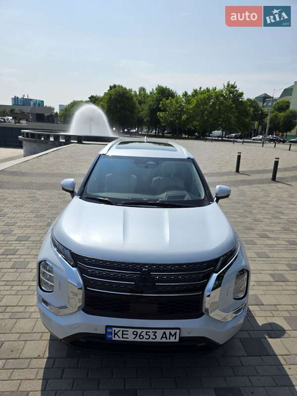 Mitsubishi Outlander (2023)