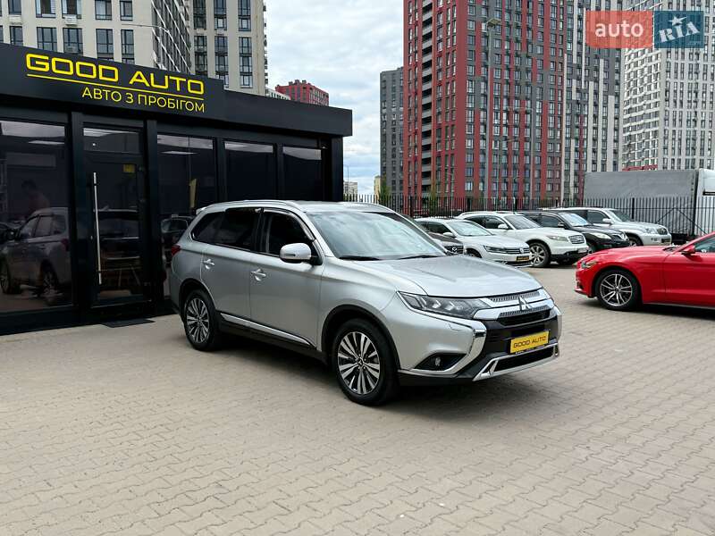 Mitsubishi Outlander (2023)