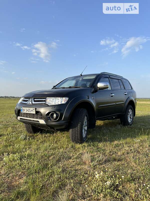 Mitsubishi Pajero sport (2013)