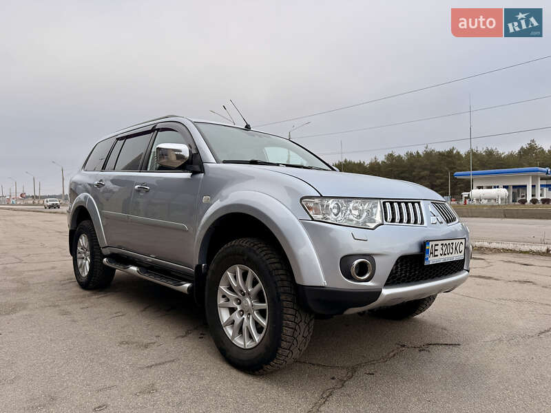 Mitsubishi Pajero sport (2011)