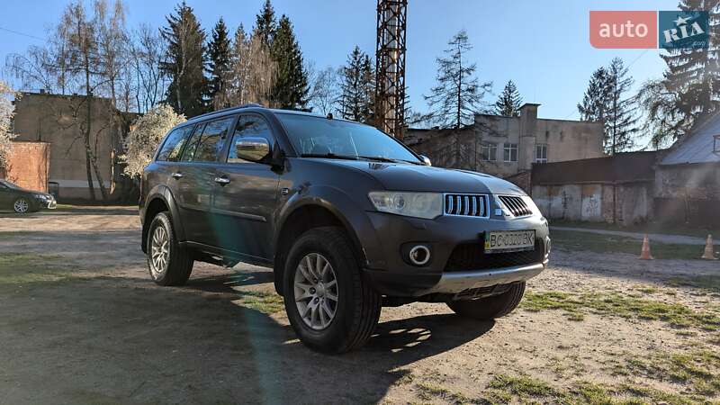 Mitsubishi Pajero sport (2013)