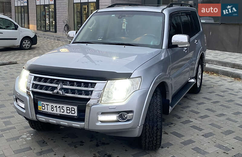 Mitsubishi Pajero wagon (2014)