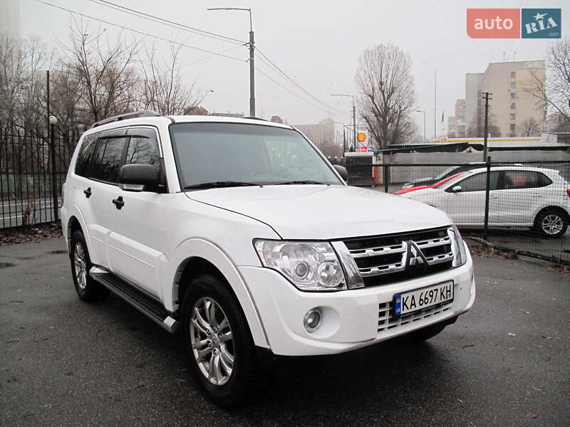 Mitsubishi Pajero wagon (2012)