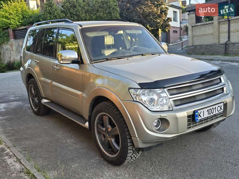 Mitsubishi Pajero wagon (2013)