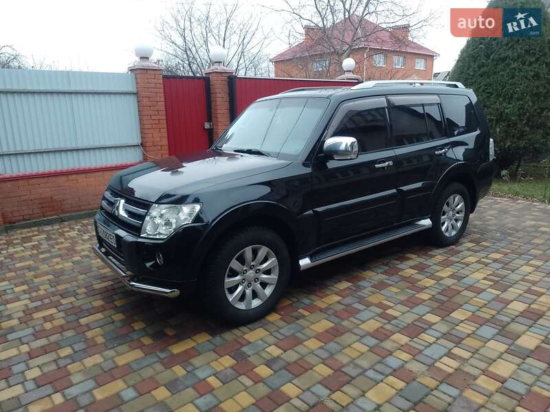 Mitsubishi Pajero wagon (2011)