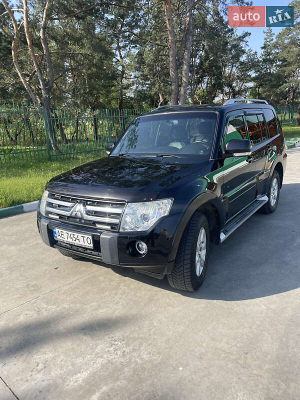 Mitsubishi Pajero wagon (2010)