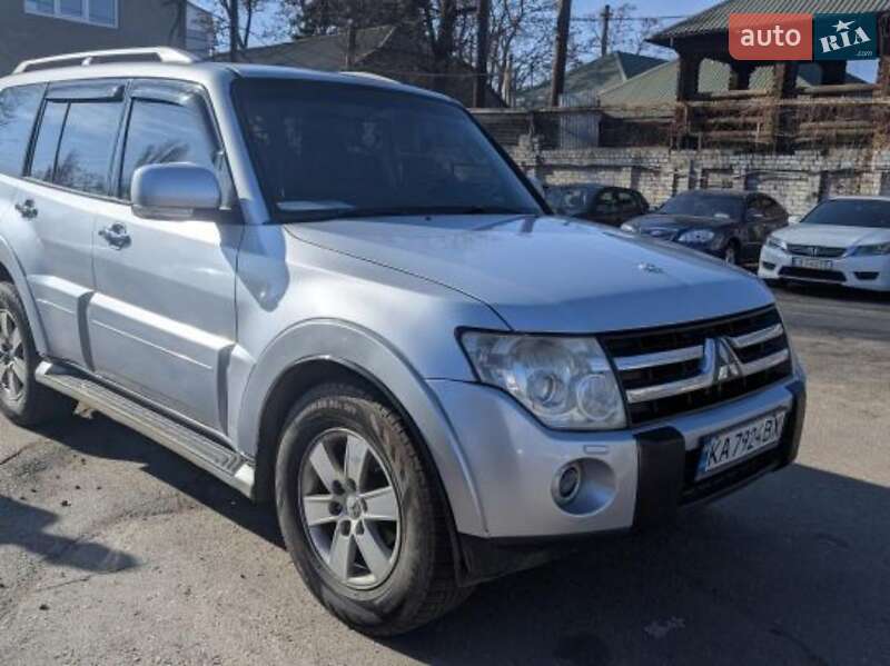 Mitsubishi Pajero wagon (2008)