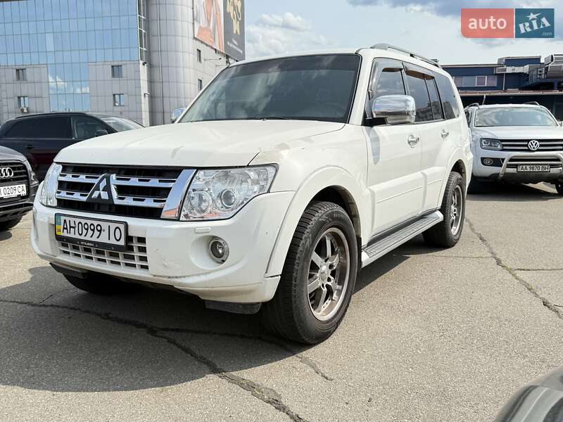 Mitsubishi Pajero wagon (2012)