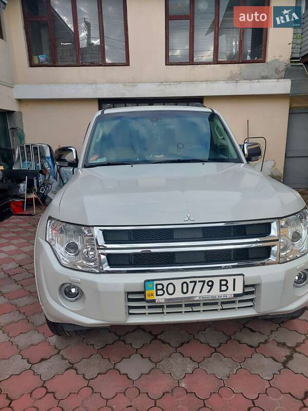 Mitsubishi Pajero wagon (2014)