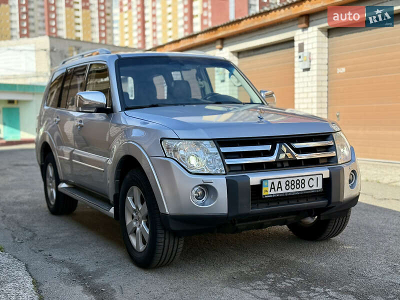 Mitsubishi Pajero wagon (2008)
