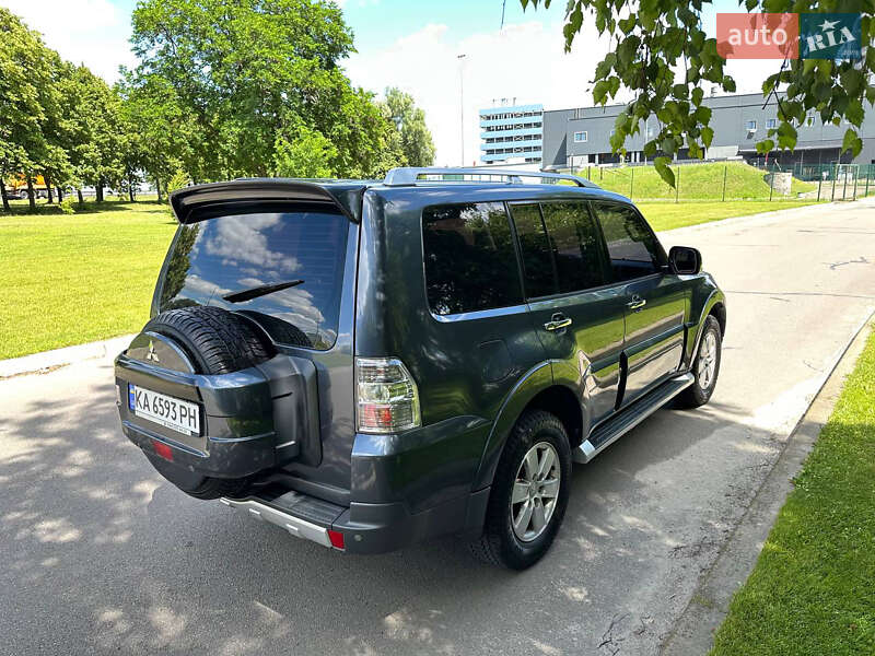 Mitsubishi Pajero wagon (2008)