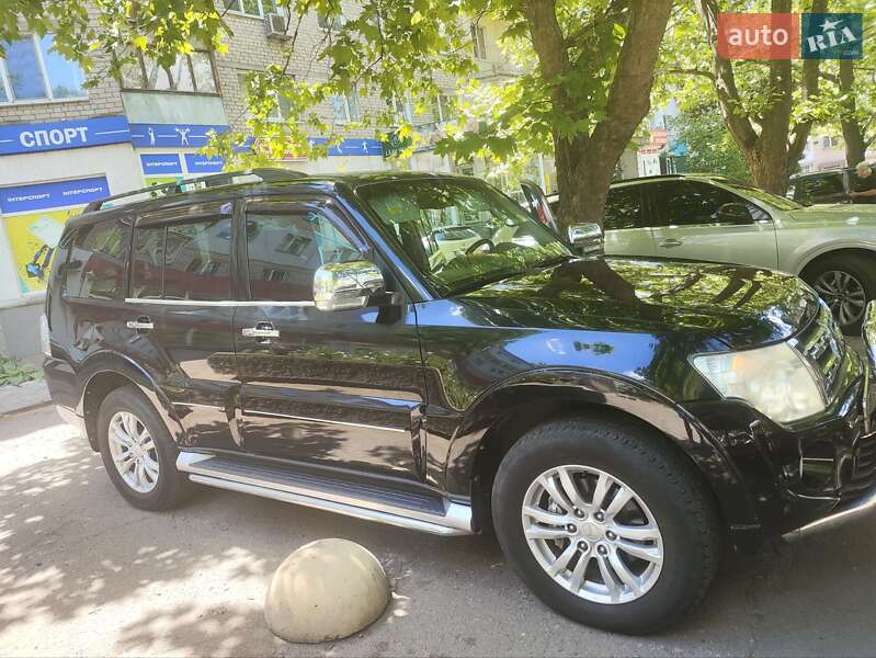 Mitsubishi Pajero wagon (2012)