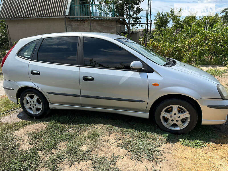 Nissan Almera tino (2004)