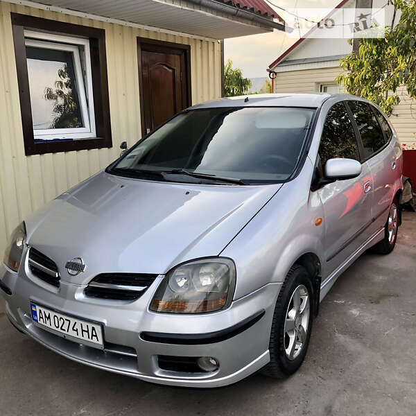 Nissan Almera tino (2002)