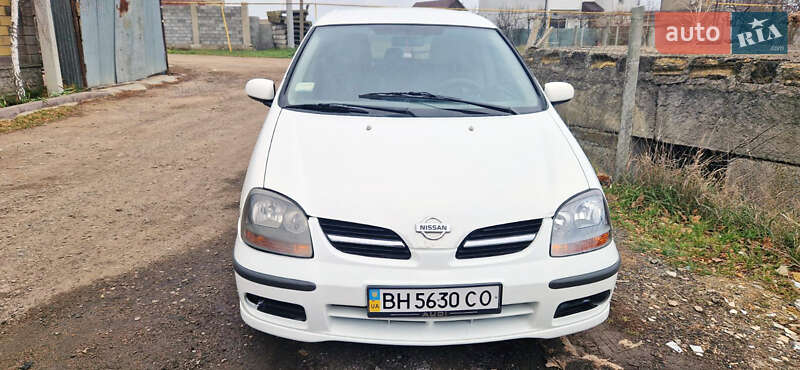 Nissan Almera tino (2000)