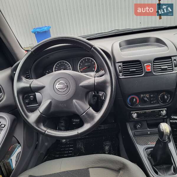Nissan Almera (2004)