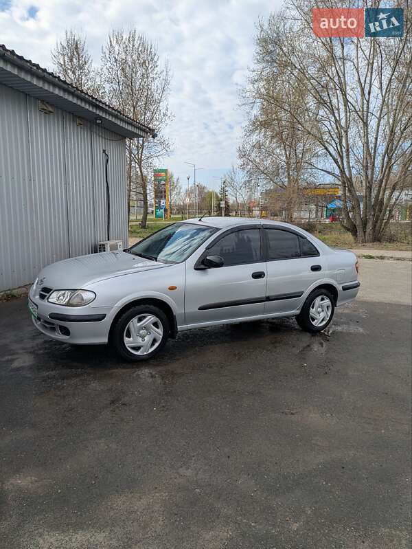 Nissan Almera (2002)