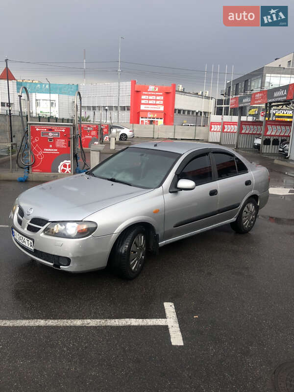 Nissan Almera (2004)
