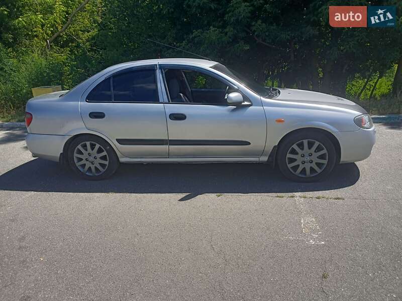 Nissan Almera (2005)