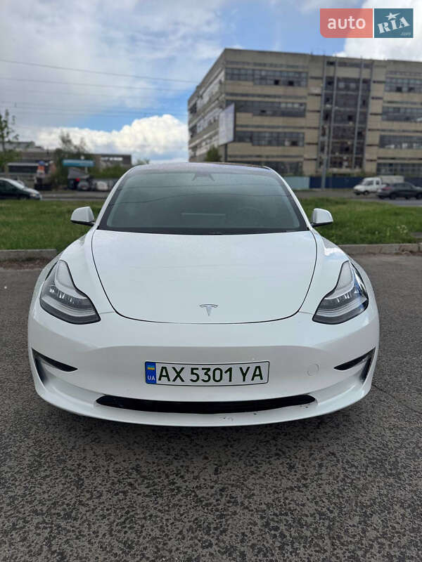 Tesla Model 3 (2019)