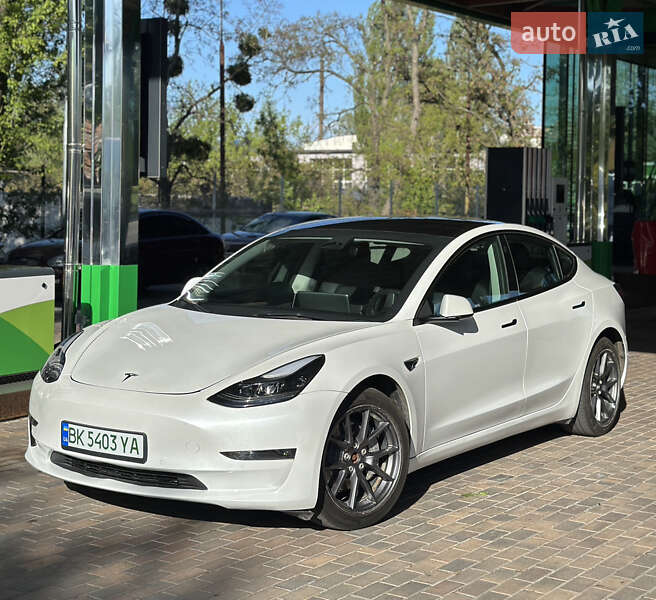 Tesla Model 3 (2022)