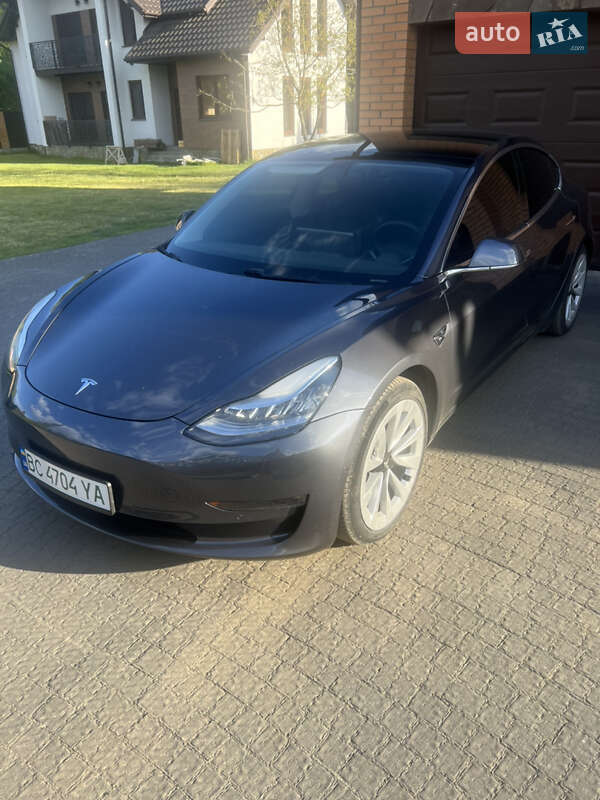 Tesla Model 3 (2019)