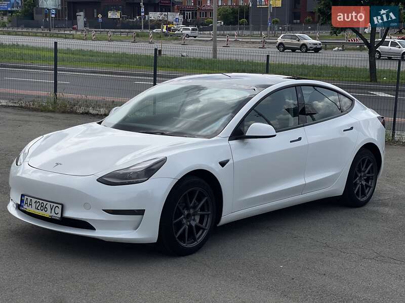 Tesla Model 3 (2023)