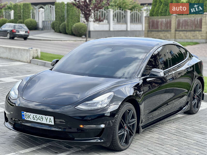 Tesla Model 3 (2019)
