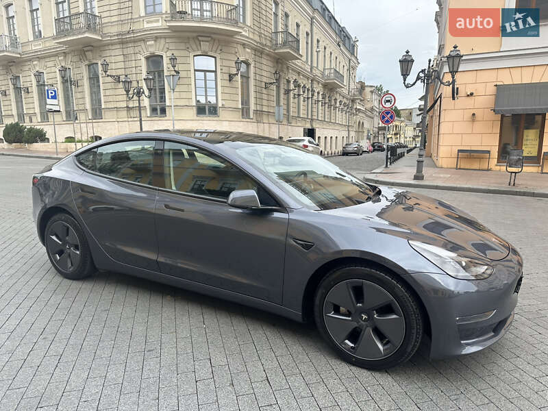 Tesla Model 3 (2023)