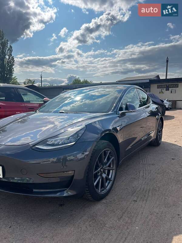 Tesla Model 3 (2019)
