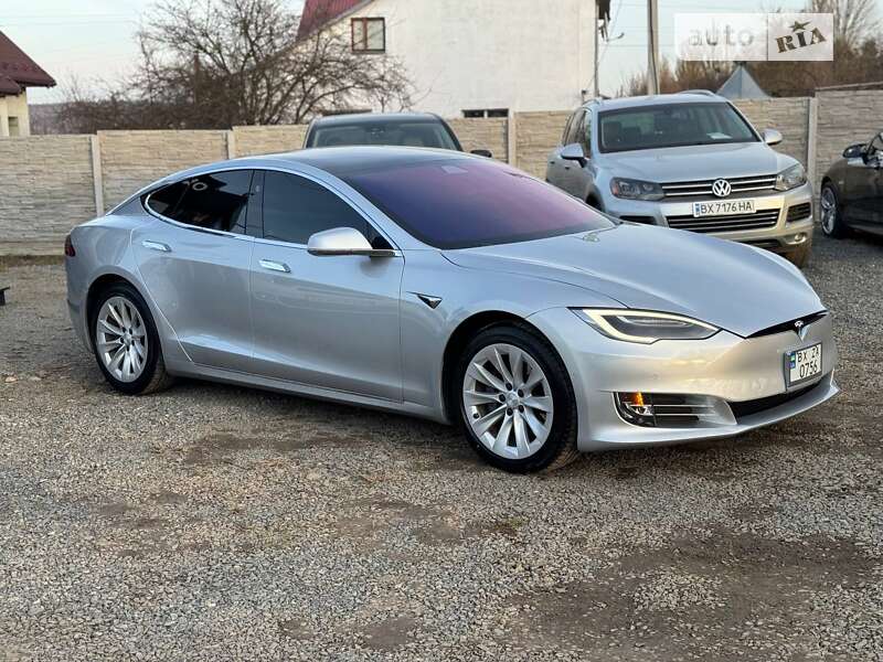 Tesla Model s100d (2017)