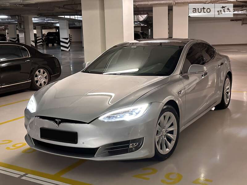 Tesla Model s100d (2018)