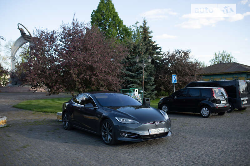 Tesla Model s (2015)