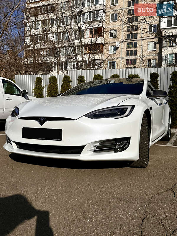Tesla Model s (2018)